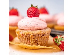 草莓控福音！松軟香甜的草莓紙杯蛋糕